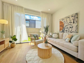 City Serenity 2BR Townhouse vs AC Backyard & Parking